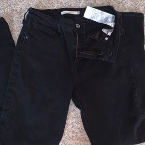 Black levi skinny jeans!!